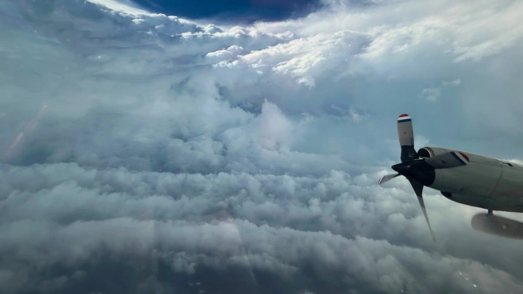Un avión volando dentro del alojo del huracán Beryl