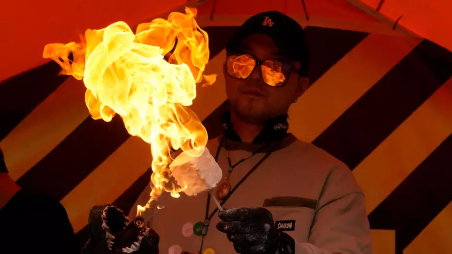 Vendedor prepara helado flameado en un puesto de comida en China.