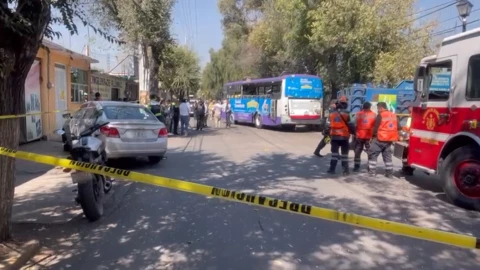 Camión de pasajeros choca en Xochimilco y deja 25 personas heridas y una mujer fallecida