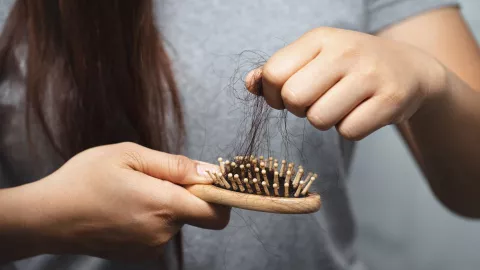 Resuelve la caída de cabello con esta mezcla de clavo de olor y champú