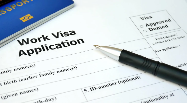 Un formulario de visa de trabajo.