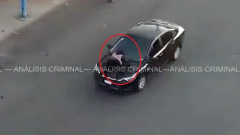 atropella a mujer y la lleva en su cofre