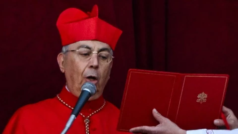 dominique-mamberti-cardenal-nuevo-papa-razon-no-era-favorito+microfono-habemus-papam