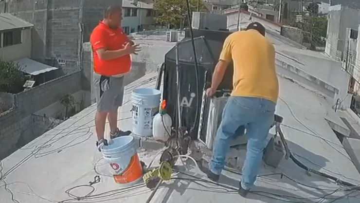 Compañerismo en acción: trabajador evita caída de colega tras convulsión en techo