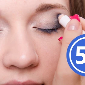 Cómo usar sombras de ojos en lápiz para realzar la mirada a los 50 años y evitar enmarcar las arrugas.png