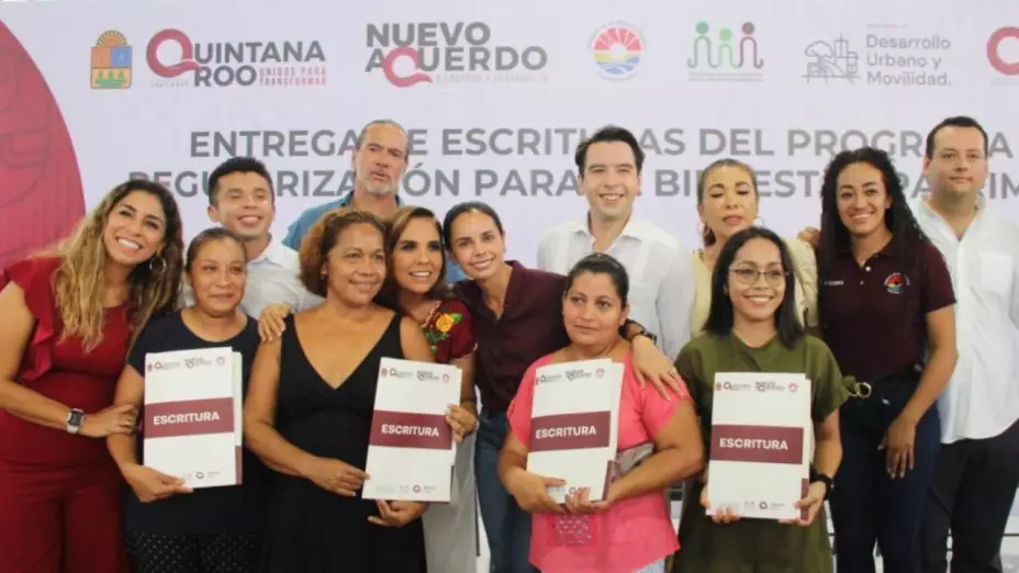 Reciben 64 familias escrituras de sus viviendas en Cancún