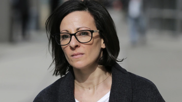 Luego de que los padres de la testigo tomaron cursos de NXIVM, cayeron bajo la influencia de alguien que la organización describía como “el hombre más inteligente del mundo”, declaró. Imagen: AP
