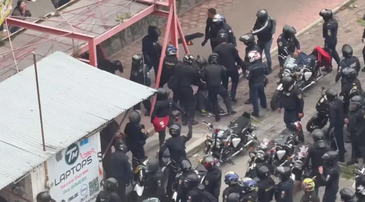 Marcha del 2 de octubre: policías contienen a manifestantes afuera del Metro Tlatelolco