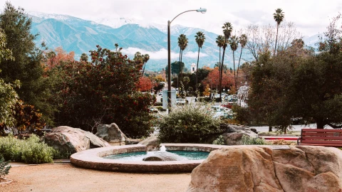 una vista del downtown en Ojai con el fondo de sus ic&oacute;nicas monta&ntilde;as