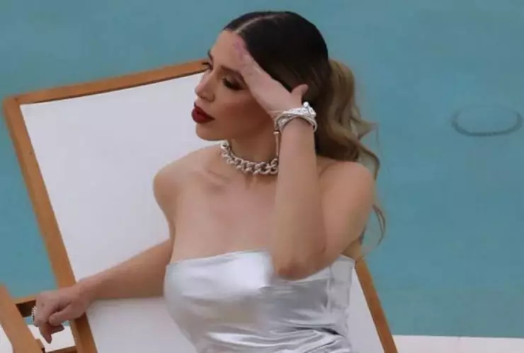 Emma Coronel consigue empleo como modelo en un video musical