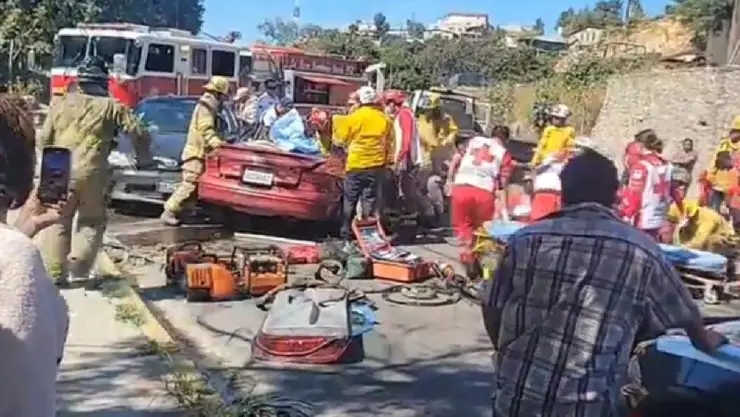 Accidente en Tijuana deja a varias personas prensadas