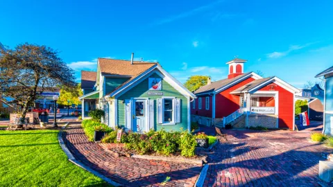 Un grupo de casas ubicadas en el centro de Long Grove, Illinois.