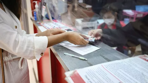 Mujer entregando su licencia de conducir