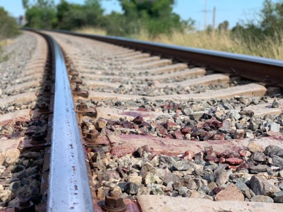Hombre se queda dormido en las vías y el tren le amputa sus dos pies y un brazo en Guamúchil, Sinaloa.