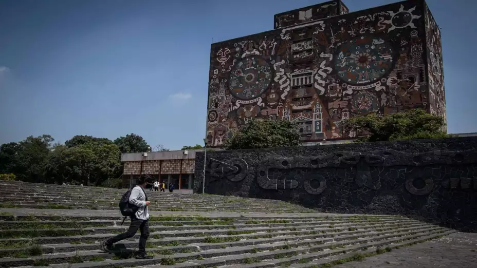 Al menos 360 mil estudiantes y 30 mil docentes llevaron a cabo e regreso a clases de la UNAM de forma remota. En Ciudad Universitaria la rectoría está abierta solo para trámites administrativos.