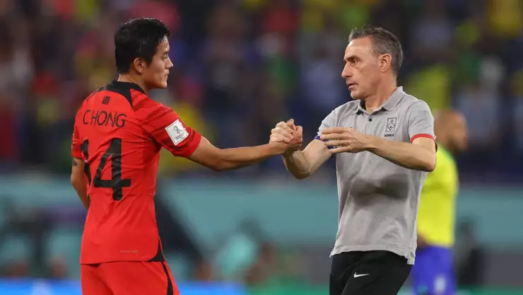 Paulo Bento consuela a su jugador