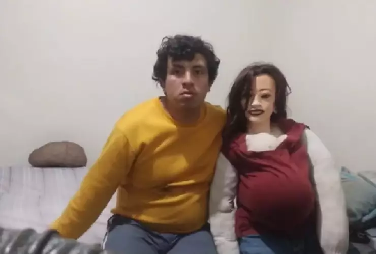 Insólito Hombre se casó con una muñeca de trapo y esperan un hijo