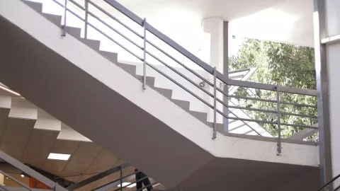 Bebé de siete meses muere tras caer desde el segundo piso de una plaza.jpg