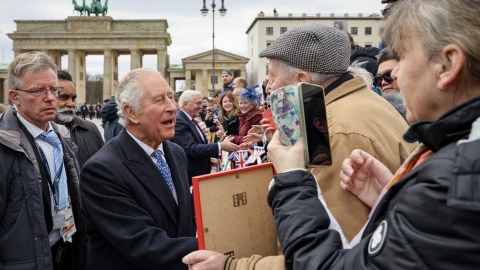 El Rey Carlos III realiza su primera gira internacional al exterior en Alemania tras cancelar su visita a París, por protestas contra presidente francés