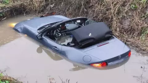 ¡Aparatoso accidente! Conductor choca y termina en cuneta en carretera Cosoleacaque-La Tinaja ¿Cómo ocurrió?