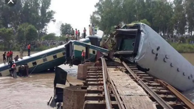 Descarrilamiento de tren deja cinco muertos en Bangladesh