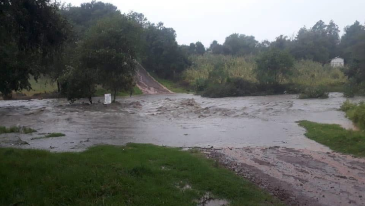 Menor es arrastrada por el río