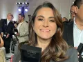 Empleada de TV Azteca sonriendo mientras se hace la entrega del galardón institucional “Vida y Movimiento”.