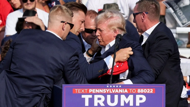 Imagen de Donald Trump protegido por agentes del Servicio Secreto tras su atentado en Butler, Pensilvania, el 13 de julio de 2024.
