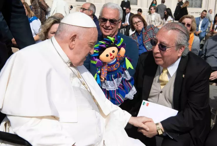 Embajador_Vaticano_regala_mneca_Lele_Papa_Francisco