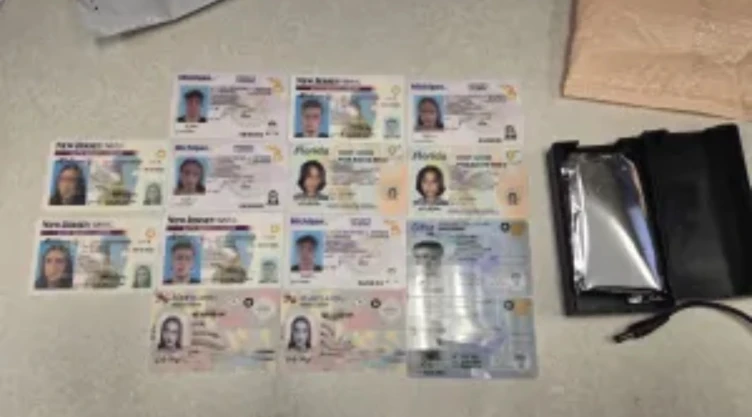 Algunas de las licencias de conducir confiscadas por la CBP en Chicago