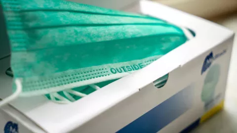 Mujer italiana es golpeada por hombre