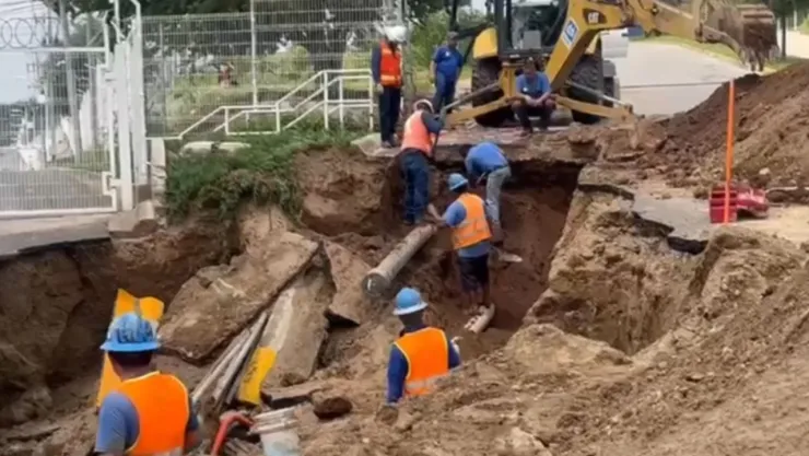 Se registra gran socavón en avenida Prolongación Las Fuentes HOY 19 de septiembre