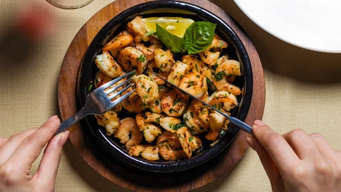 Camarones al ajillo con especias: un platillo ideal para disfrutar en Semana Santa 2025