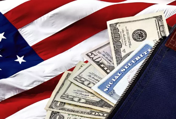 la bandera de Estados Unidos y dinero junto al Seguro Social