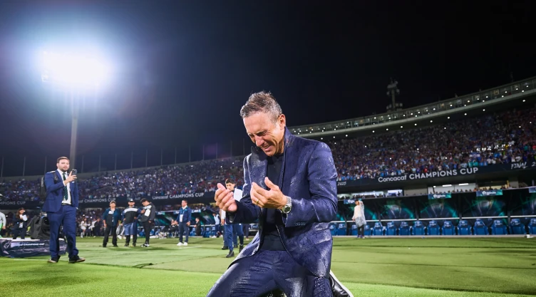 Vicente Sánchez es campeón con Cruz Azul en la concacaf Champions Cup