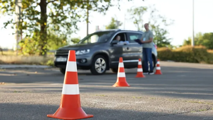 Una persona es evaluada para en la prueba de conducción.