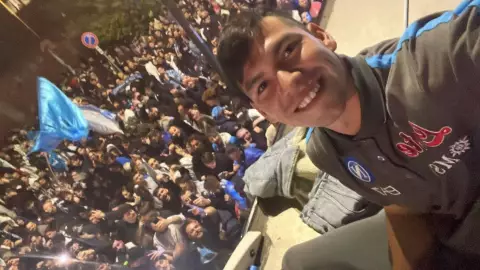Chucky Lozano celebra con la afición del Napoli