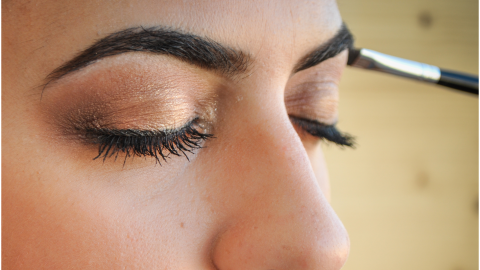 maquillar cejas con sombra