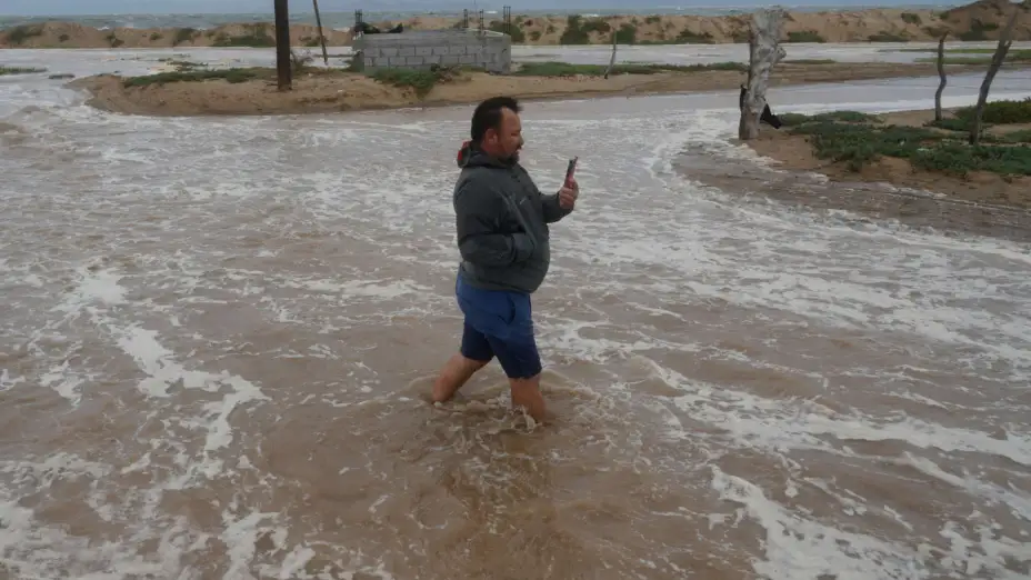 Una calle junto a la playa se inunda por la llegada del huracán Polo en Puerto San Carlos, BCS.