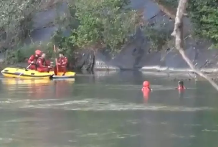 Halla menor desaparecido en río