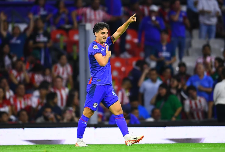 Lorenzo Faravelli, mediocampista del Cruz Azul, festeja gol ante las Chivas