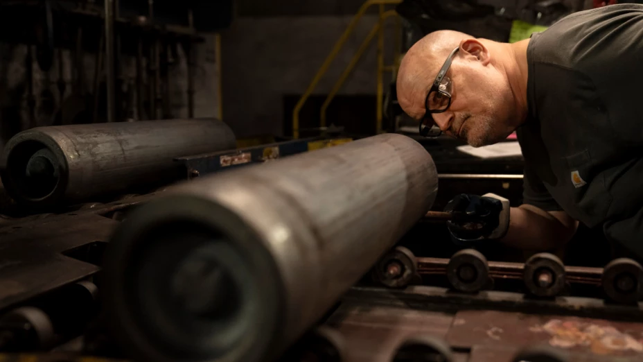 Obrero metalúrgico en planta de municiones en Pennsylvania, EU