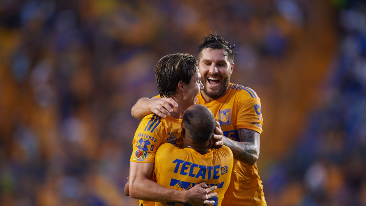 Andre Pierre Gignac festeja un gol con los Tigres