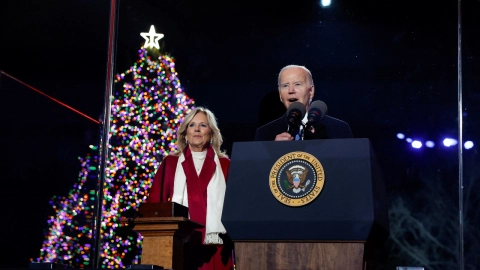 Biden enciende el árbol de Navidad en la Casa Blanca