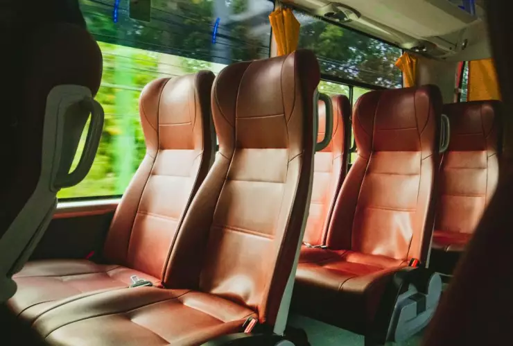 Vuelca autobús de pasajeros; autoridades confirman víctimas y lesionados