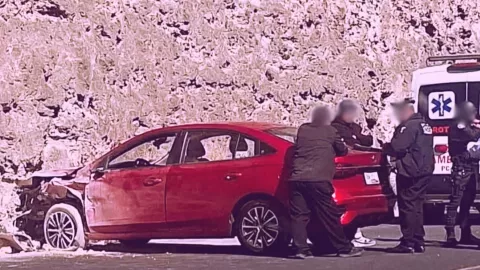 Conductor sufrió choque contra cerro en la carretera Tehuacán-Teotitlán hoy: Caos vial en Altepexi