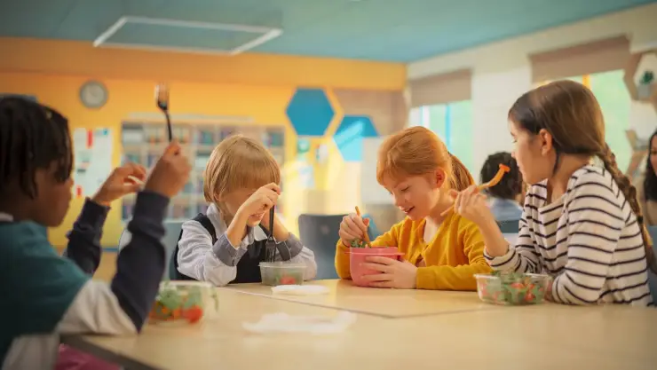 niños tienen el horario de almuerzo en su escuela