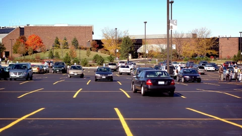 ¿Quién debe pagar si dañan mi auto en un estacionamiento público? Condusef alerta