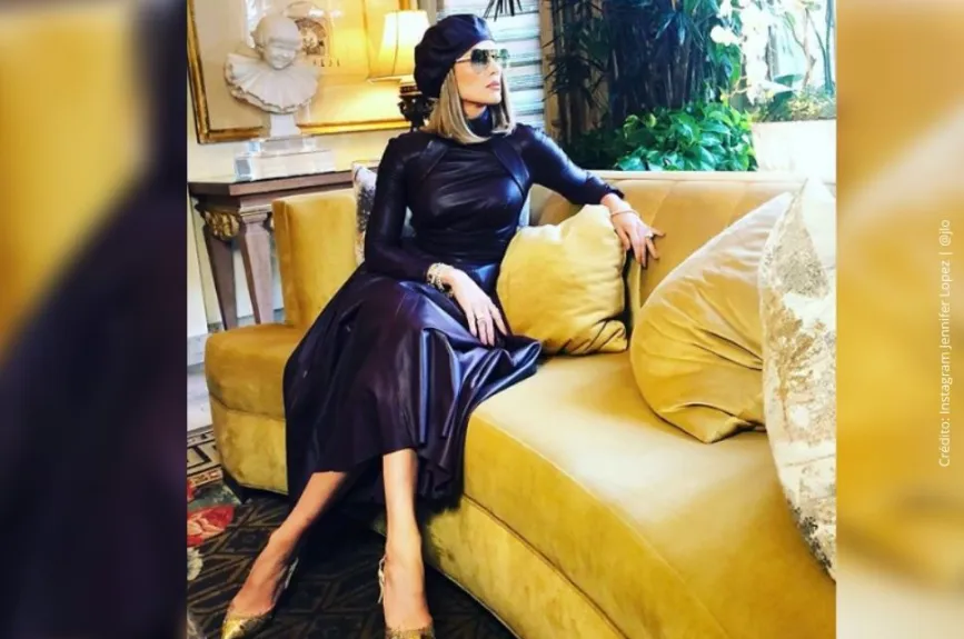 JLo en un sofá..jpg
