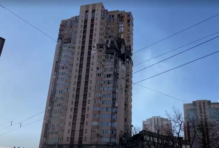 Misil ruso impacta contra edificio residencial en Kiev